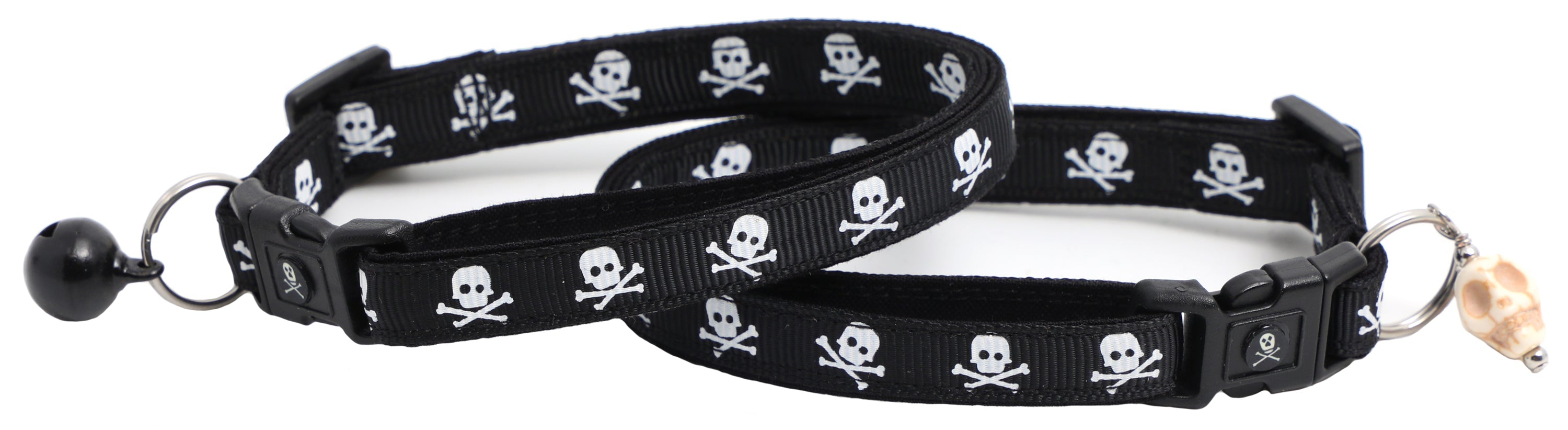 Skulls & Crossbones on Black – Breakaway Cat Collar